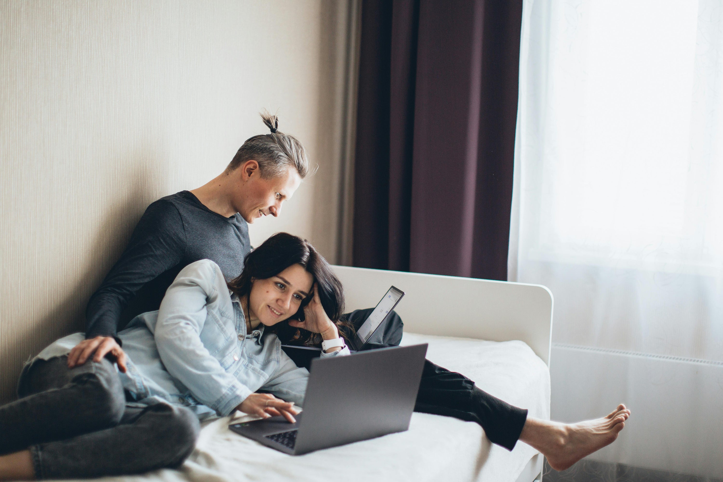 What's the Best Pillow for Watching Netflix in Bed?