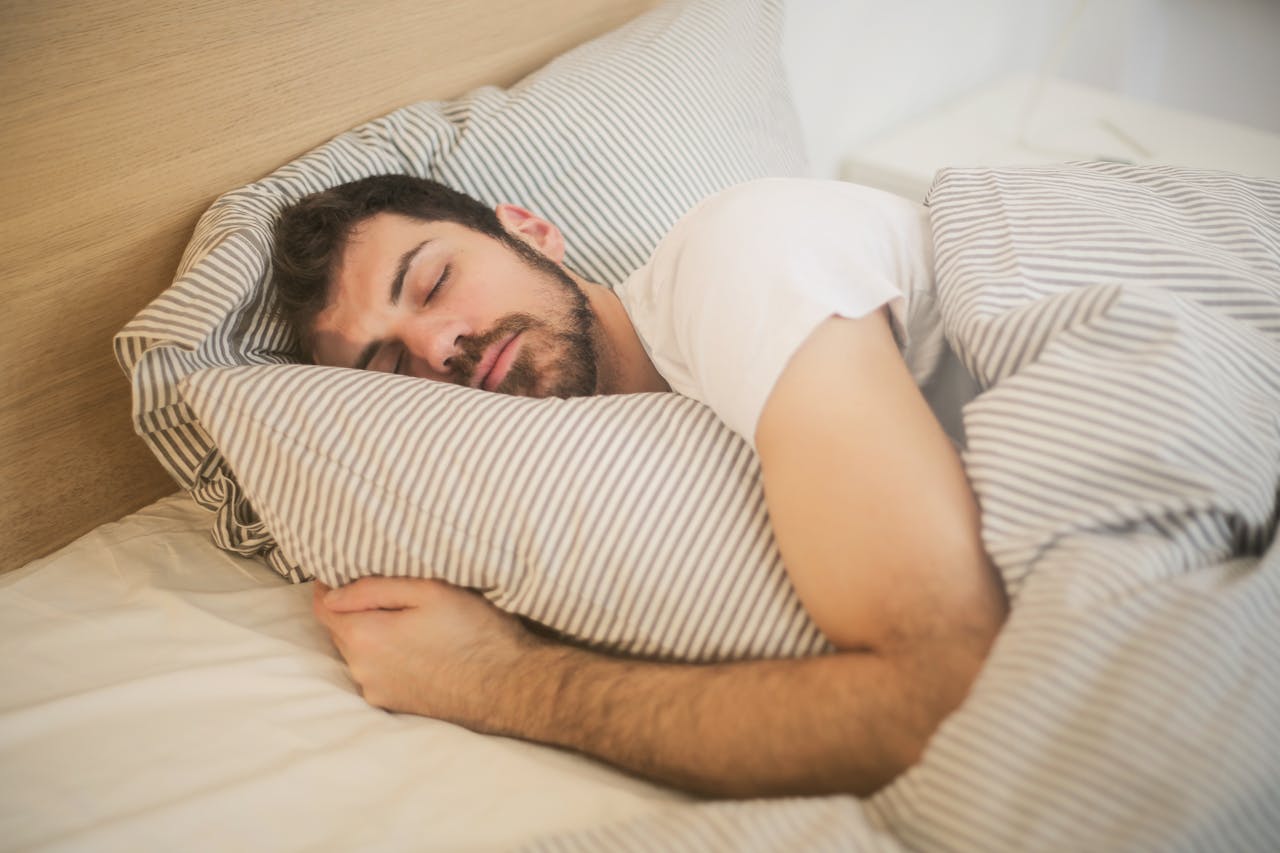 Best Body Pillows for Side Sleepers in 2025 - HoneydewSleep